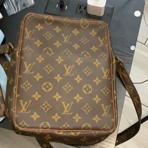 LV. Mono Crossbody